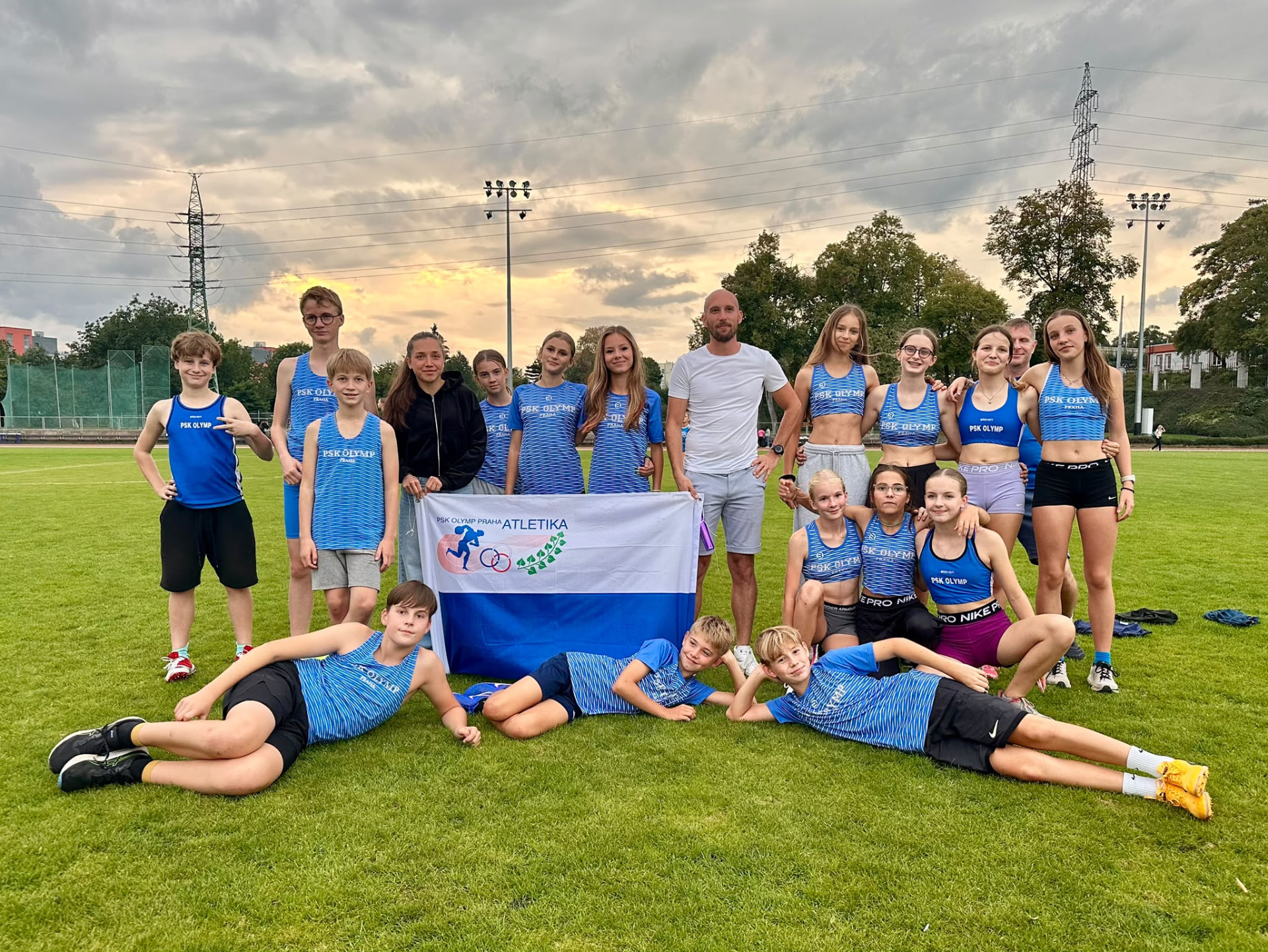 Skupina PLÉŠA TEAM na stadionu
